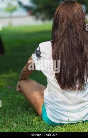 junges Mädchen sitzen im Lotussitz Stockfoto