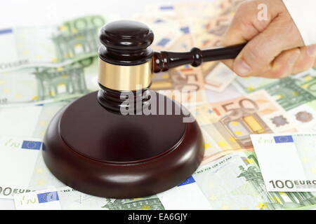 Hammer und Geld Stockfoto