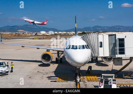 Suchen Sie den Kopf auf das Cockpit von eine Thomas Cook Airbus A321 am terminal Flughafen Palma Stockfoto