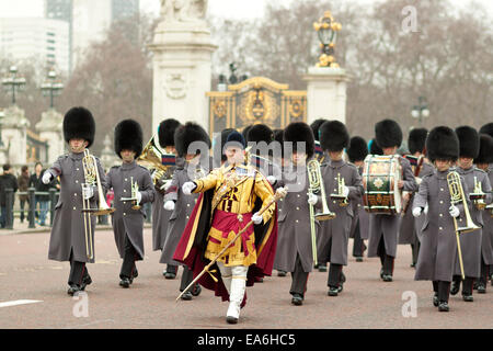 Die Band der Irish Guards bei der Wachablösung am Buckingham Palace, London, UK im Winter. Konzentrieren Sie sich auf den Führer mit s Stockfoto