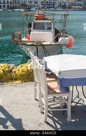 Typisch griechische Restaurant und Fisch-Boot auf dem Hintergrund Stockfoto