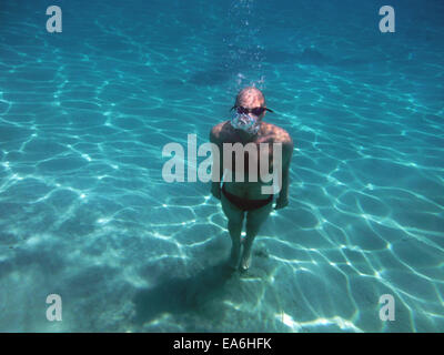 Mann, der unter Wasser im Meer steht Stockfoto