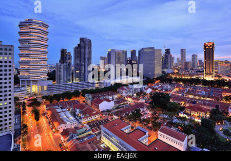 Singapur, Downtown Skyline in der Abenddämmerung Stockfoto