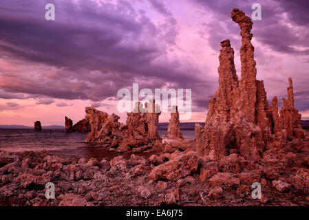 Kalifornien, Mono Lake, Aussicht auf Tuffstein Towers Stockfoto