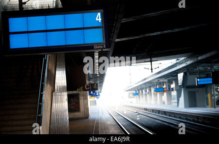 Verlassenen Bahnhof Plattform Demonates die Aussicht auf die Suedkreuz Bahnhof in Berlin, Deutschland, 7. November 2014. Die deutschen Lokführer Union "Lokfuehrer-Gewerkschaft GDL" hat angekündigt, dass es den Streik am Samstag um 18:00, enden wird, sagte GDL-Chef Claus Weselsky am Freitag 07, November 2014 in Frankfurt. Die Ankündigung erfolgte nach dem regionalen Arbeits-Gericht Hessen beschlossen hatte, dass Streiks durch die GDL rechtmäßig waren. Die erste Streik-Ankündigung von der GDL am 04 November löste Verurteilung von sowohl für Geschäftsreisende als auch für Politiker. Bildnachweis: Dpa picture Alliance/Alamy Live News Stockfoto