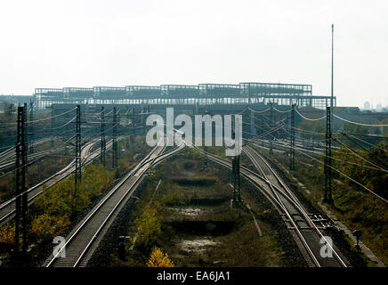 Verlassenen Bahngleise Demonate die Ansicht des Suedkreuz Bahnhofs in Berlin, Deutschland, 7. November 2014. Die deutschen Lokführer Union "Lokfuehrer-Gewerkschaft GDL" hat angekündigt, dass es den Streik am Samstag um 18:00, enden wird, sagte GDL-Chef Claus Weselsky am Freitag 07, November 2014 in Frankfurt. Die Ankündigung erfolgte nach dem regionalen Arbeits-Gericht Hessen beschlossen hatte, dass Streiks durch die GDL rechtmäßig waren. Die erste Streik-Ankündigung von der GDL am 04 November löste Verurteilung von sowohl für Geschäftsreisende als auch für Politiker. Bildnachweis: Dpa picture Alliance/Alamy Live News Stockfoto