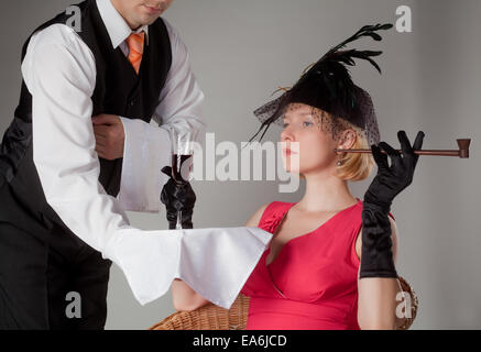 Kellner servieren Mädchen Stockfoto