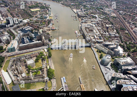 Luftaufnahme der Tower Bridge und der Stadt, London, England, Großbritannien Stockfoto