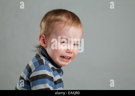 kleiner Junge weint Stockfoto