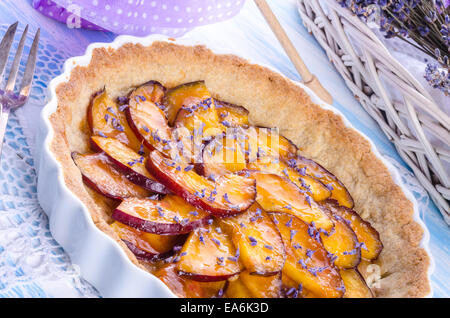Nektarinen-Tarte mit Lavendel und Honig Stockfoto