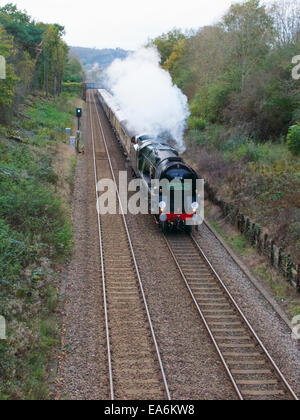 Reigate, Surrey, UK. 7. November 2014. Die Belmond British Pullman VS Orient Express Steam Locomotive BR (S) Handelsmarine Clan Line Klasse 4-6-2 Nr. 35028 rast durch die Surrey Hills, 1504hrs Freitag, 7. November 2014 auf dem Weg nach London Victoria. Bildnachweis: Lindsay Constable/Alamy Live-Nachrichten Stockfoto