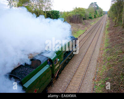 Reigate, Surrey, UK. 7. November 2014. Die Belmond British Pullman VS Orient Express Steam Locomotive BR (S) Handelsmarine Clan Line Klasse 4-6-2 Nr. 35028 rast durch die Surrey Hills, 1504hrs Freitag, 7. November 2014 auf dem Weg nach London Victoria. Bildnachweis: Lindsay Constable/Alamy Live-Nachrichten Stockfoto