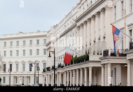 Eine Terrasse von Häusern in Belgravia London, viele von ausländischen Botschaften oder Konsulate besetzt. Dies ist Belgrave Square. Stockfoto