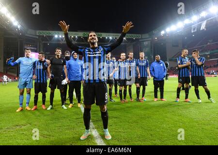 Kopenhagen, Dänemark. 6. November 2014. UEFA-Europa-Cup Fußball, Gruppenphase. FC Kopenhagen gegen Club Brügge.  Lior Refaelov von Club Brugge begrüßt die Fans Credit: Action Plus Sport Bilder/Alamy Live News Stockfoto