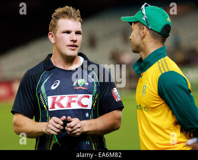 Melbourne, Victoria, Australien. 7. November 2014.  AARON FINCH von Australien spricht mit JP DUMINY Südafrikas während Spiel Spiel zwei der International Twenty20 Cricket-Serie zwischen Australien und Südafrika bei der MCG. Bildnachweis: ZUMA Press, Inc./Alamy Live-Nachrichten Stockfoto