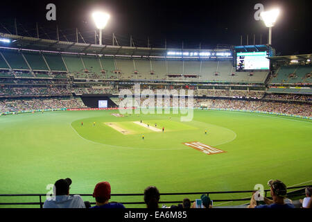 Melbourne, Victoria, Australien. 7. November 2014.  Eine Übersicht der MCG (Melbourne Cricket Ground) während Spiel Spiel zwei der International Twenty20 Cricket-Serie zwischen Australien und Südafrika bei der MCG. Bildnachweis: ZUMA Press, Inc./Alamy Live-Nachrichten Stockfoto