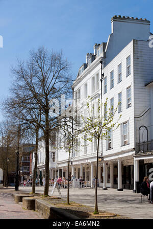 Royal Tunbridge Wells, Kent, UK - 6. April 2011. Die Pantiles befindet sich ein Einkaufs- und Freizeitzentrum in der Stadt von Tunbridge Wells Stockfoto