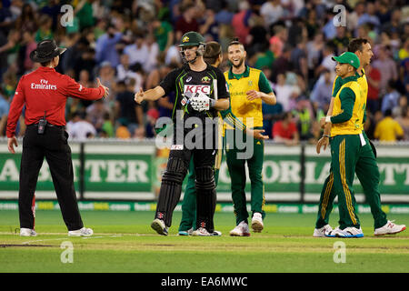 Melbourne, Victoria, Australien. 7. November 2014.   Der Schiedsrichter gratuliert Australien nach dem Sieg in Spiel zwei der International Twenty20-Cricket-Serie-Match zwischen Australien und Südafrika bei der MCG. Bildnachweis: ZUMA Press, Inc./Alamy Live-Nachrichten Stockfoto