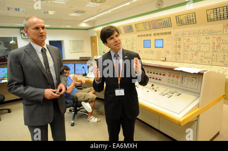 Temelin, Tschechien. 7. November 2014. US-Botschafter Andrew Schapiro (rechts) besucht Kernkraftwerk Temelin in Temelin, Tschechien, 7. November 2014. Links im Bild der Direktor von Temelin Nuclear Power Plant Milos Stepanovsky. Bildnachweis: Vaclav Pancer/CTK Foto/Alamy Live-Nachrichten Stockfoto