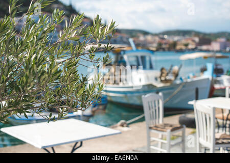 Typisch griechische Restaurant und Fisch-Boot auf dem Hintergrund Stockfoto