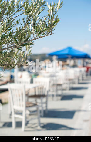 Typisch griechische Restaurant und Fisch-Boot auf dem Hintergrund Stockfoto