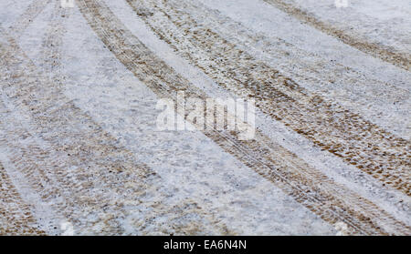 Spuren im Schnee zu treten Stockfoto