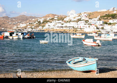 Mykonos-Stadt an einem schönen sonnigen Tag mit traditionellen Fischerbooten im Vordergrund, Mykonos, Griechenland. Stockfoto