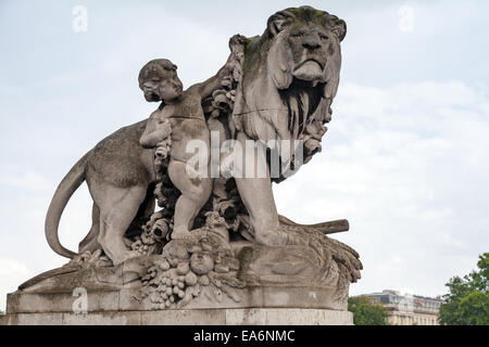 Skulptur-Darstellung eines jungen und Löwen, die zwischen 1896 und 1900 befindet sich auf der Brücke Alexander III in Paris, Frankreich Stockfoto