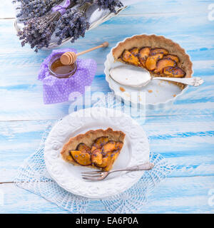Nektarinen-Tarte mit Lavendel und Honig Stockfoto