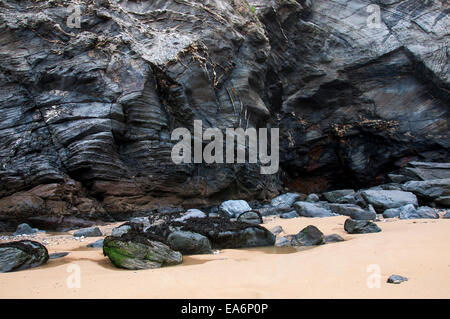 Steinen und Fels-Pools am Strand von Bedruthan Steps in der Nähe von Mawgan Porth in Cornwall, England. Stockfoto