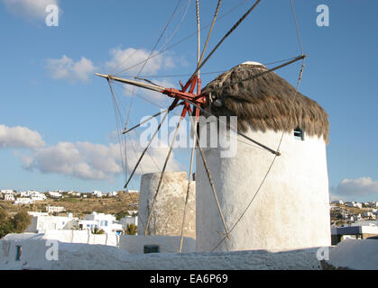 Traditionelle Windmühle auf dem Hügel mit weiß getünchten Häusern im Hintergrund die Stadt Mykonos, Kykladen, Griechenland. Stockfoto