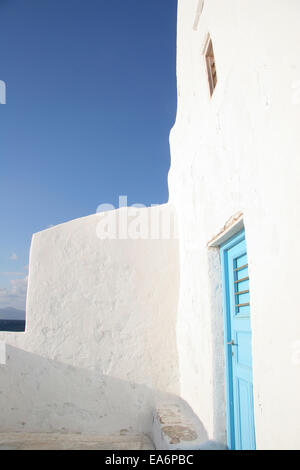 Traditionell weiß getünchten Gebäude mit blau lackierten Tür an einem schönen sonnigen Tag, Mykonos-Stadt, Kykladen, Griechenland. Stockfoto