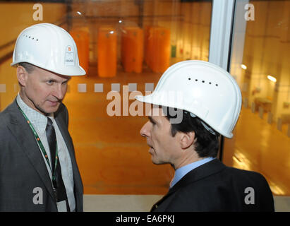 Temelin, Tschechien. 7. November 2014. US-Botschafter Andrew Schapiro (rechts) besucht Kernkraftwerk Temelin in Temelin, Tschechien, 7. November 2014. Links im Bild der Direktor von Temelin Nuclear Power Plant Milos Stepanovsky. Bildnachweis: Vaclav Pancer/CTK Foto/Alamy Live-Nachrichten Stockfoto