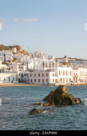 Mykonos-Stadt an einem schönen sonnigen Tag mit weißen Gebäuden, Mykonos, Kykladen, Griechenland. Stockfoto