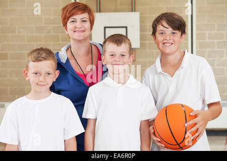 Lehrer mit Boys School Basketball-Team Stockfoto