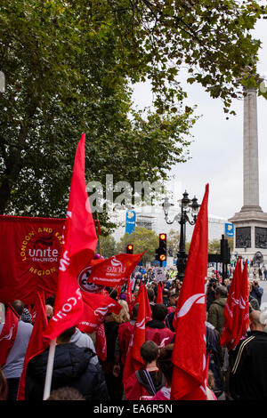 Gewerkschaft Demonstranten marschieren durch London auf 18. Oktober 2014 gegen Sparmaßnahmen der Regierung und Schnitten zu demonstrieren Stockfoto