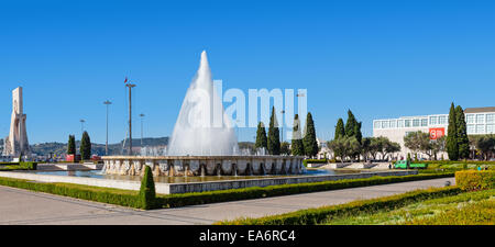 Imperio Garten in der Nähe von Centro Cultural de Belém (rechts) und Padrão Dos Descobrimentos (links). Lissabon, Portugal Stockfoto