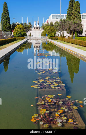 Praça Império Gärten Detail mit CCB Centro Cultural de Belém im Hintergrund. Lissabon, Portugal Stockfoto