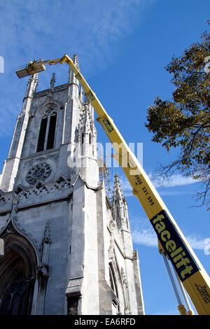 Eine hohe Hubarbeitsbühne und Zugangsplattform Wartung St. Peters Kirche Turm, Brighton Stockfoto