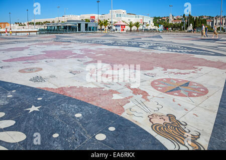 Weltkarte im Padrão Dos Descobrimentos, Denkmal Entdeckungen, mit den Untersuchungen gemacht von den Portugiesen. CCB in den Rücken Stockfoto