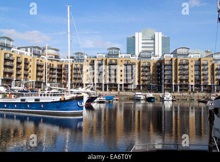 Boote und Ferienwohnungen in St. Katharine Dock Marina, London Stockfoto