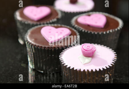 Valentine Cupcakes mit Herzen und Rosen Stockfoto