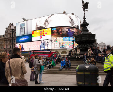 Touristen und ein einzelner Polizist am Piccadilly Circus in London Stockfoto