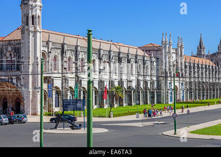 Hieronymus-Kloster mit dem Maritime Museum-Eingang auf der linken Seite und der Archäologie-Museum-Eingang in der Mitte. Lissabon Stockfoto