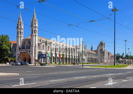 Hieronymus-Kloster mit dem Maritime Museum-Eingang auf der linken Seite und der Archäologie-Museum-Eingang in der Mitte. Lissabon Stockfoto