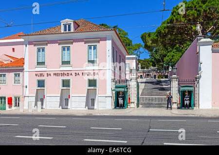 Belem Palast - Residenz des Präsidenten der portugiesischen Republik. Zwei republikanische Nationalgarde stehen als eine Ehrenwache. Stockfoto
