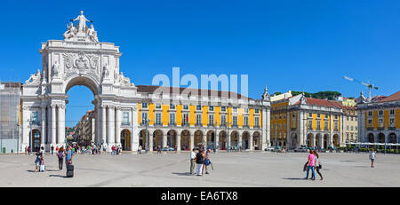 Der ikonischen Rua Augusta-Triumphbogen vom Praça tun Comercio oder Terreiro Paco Platz in Lissabon Baixa-Viertel. Portugal. Stockfoto