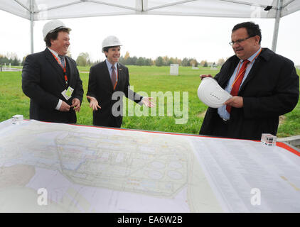 Temelin, Tschechien. 7. November 2014. US-Botschafter Andrew Schapiro (Mitte) besucht Kernkraftwerk Temelin in Temelin, Tschechien, 7. November 2014. Im Bild rechts tschechischen Minister für Industrie und Handel Jan Mladek und Petr Zavodsky, Direktor der Bau des Kernkraftwerks. © Vaclav Pancer/CTK Foto/Alamy Live-Nachrichten Stockfoto