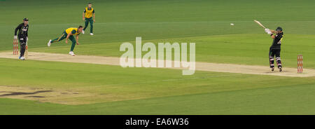 Melbourne, Victoria, Australien. 7. November 2014. AARON FINCH von Australien schlägt den Ball für vier Läufen in Spiel zwei der International Twenty20-Cricket-Serie-Match zwischen Australien und Südafrika bei der MCG. Bildnachweis: Tom Griffiths/ZUMA Draht/Alamy Live-Nachrichten Stockfoto