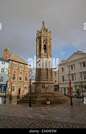 Gewitterwolken über das Ehrenmal in Launceston Cornwall Stockfoto